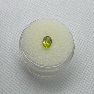 HOLD 6.8 mm Peridot Loose Gemstone Oval Cut size is between 3/4 and 1 carat